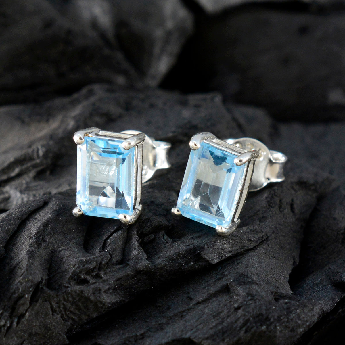Noelia Blue Elegant Solitaire Stud Earring