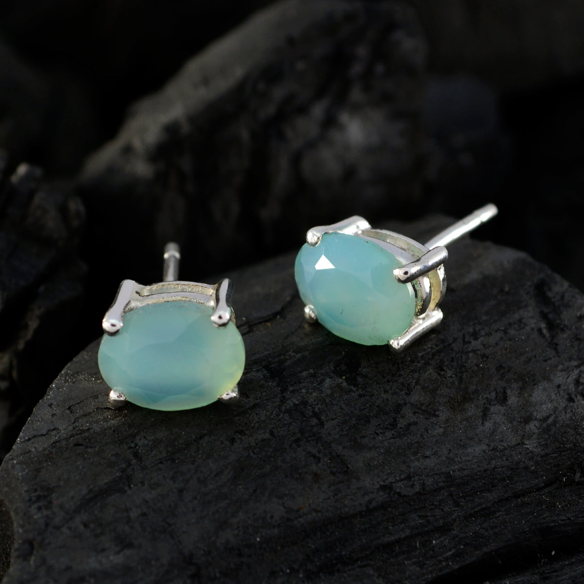 Antonia Blue Delicate Solitaire Stud Earring