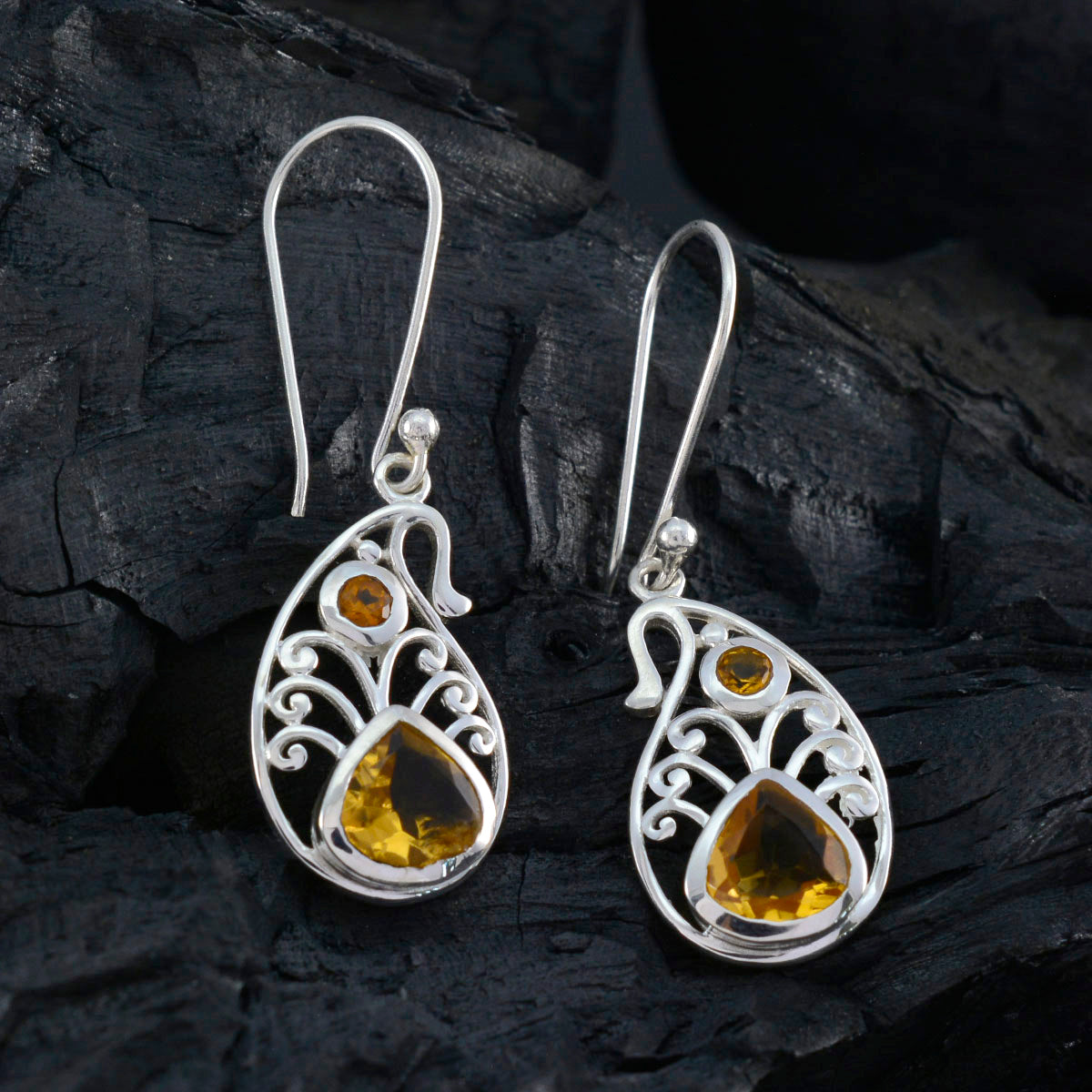 Ha eun Yellow Minimal Toi et Moi Dangle Earring