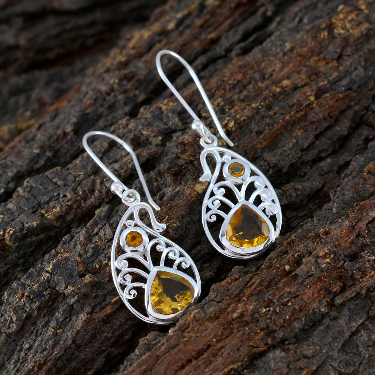 Ha eun Yellow Minimal Toi et Moi Dangle Earring