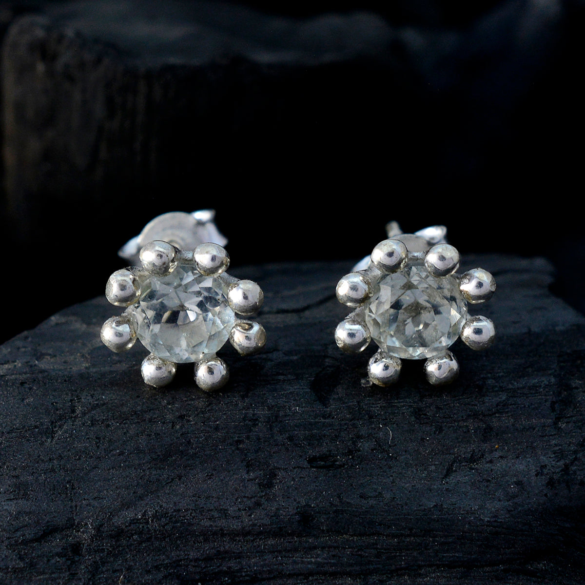 Florencia Purple Elegant Solitaire Stud Earring