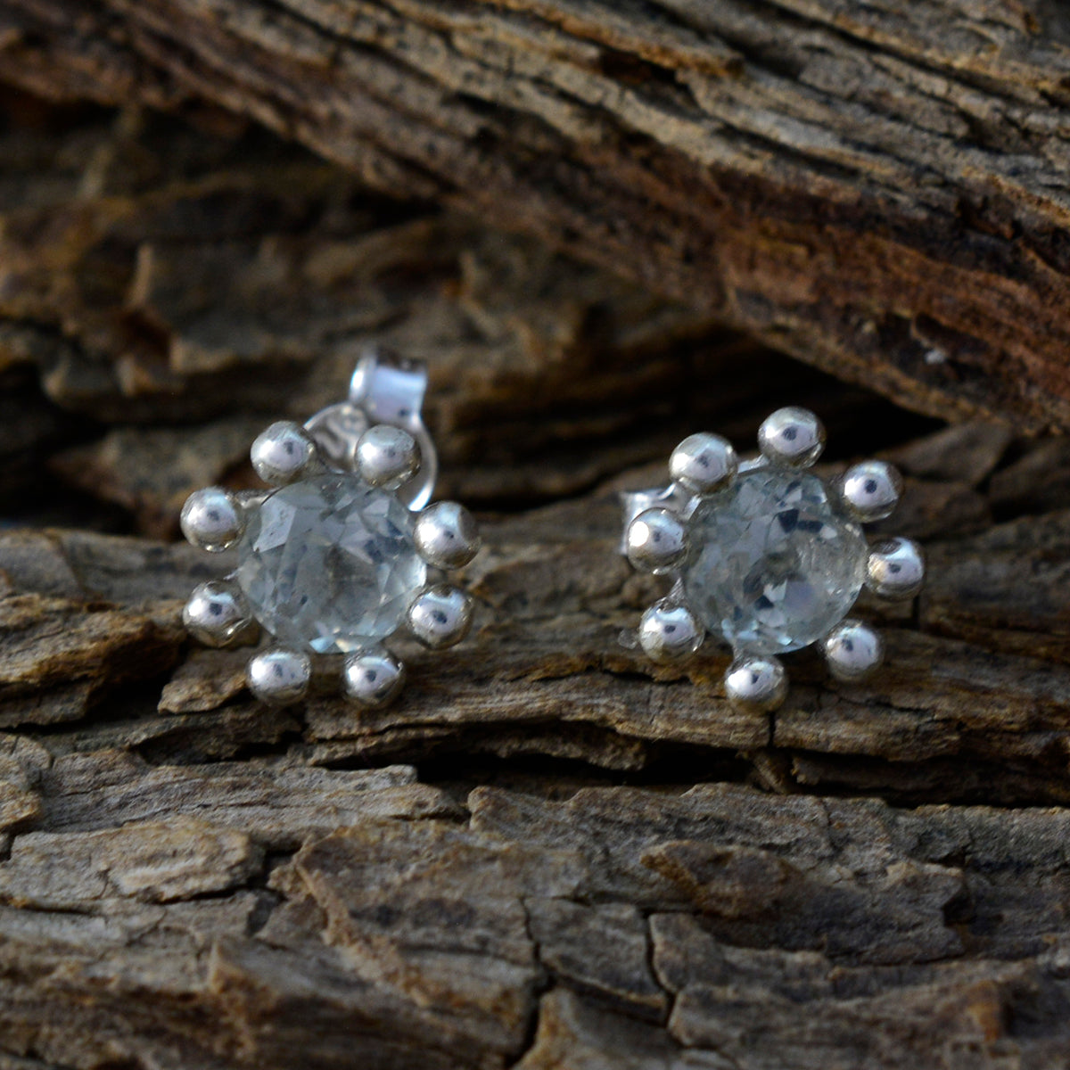 Florencia Purple Elegant Solitaire Stud Earring