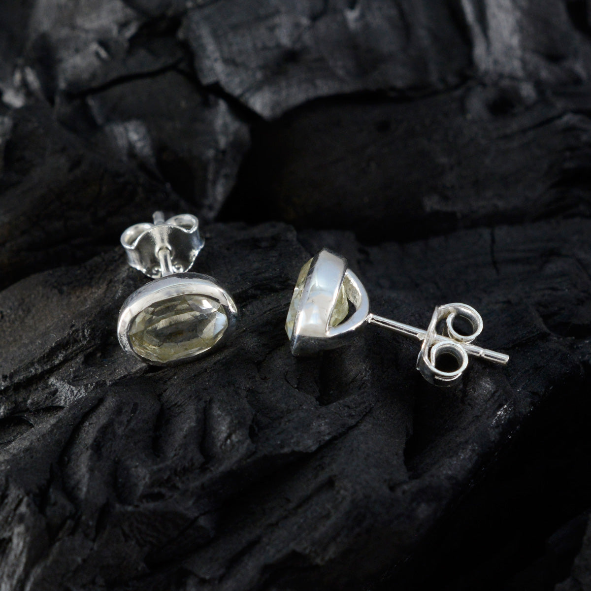 Hye jin Green Delicate Solitaire Stud Earring