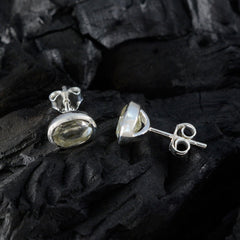 Hye jin Green Delicate Solitaire Stud Earring