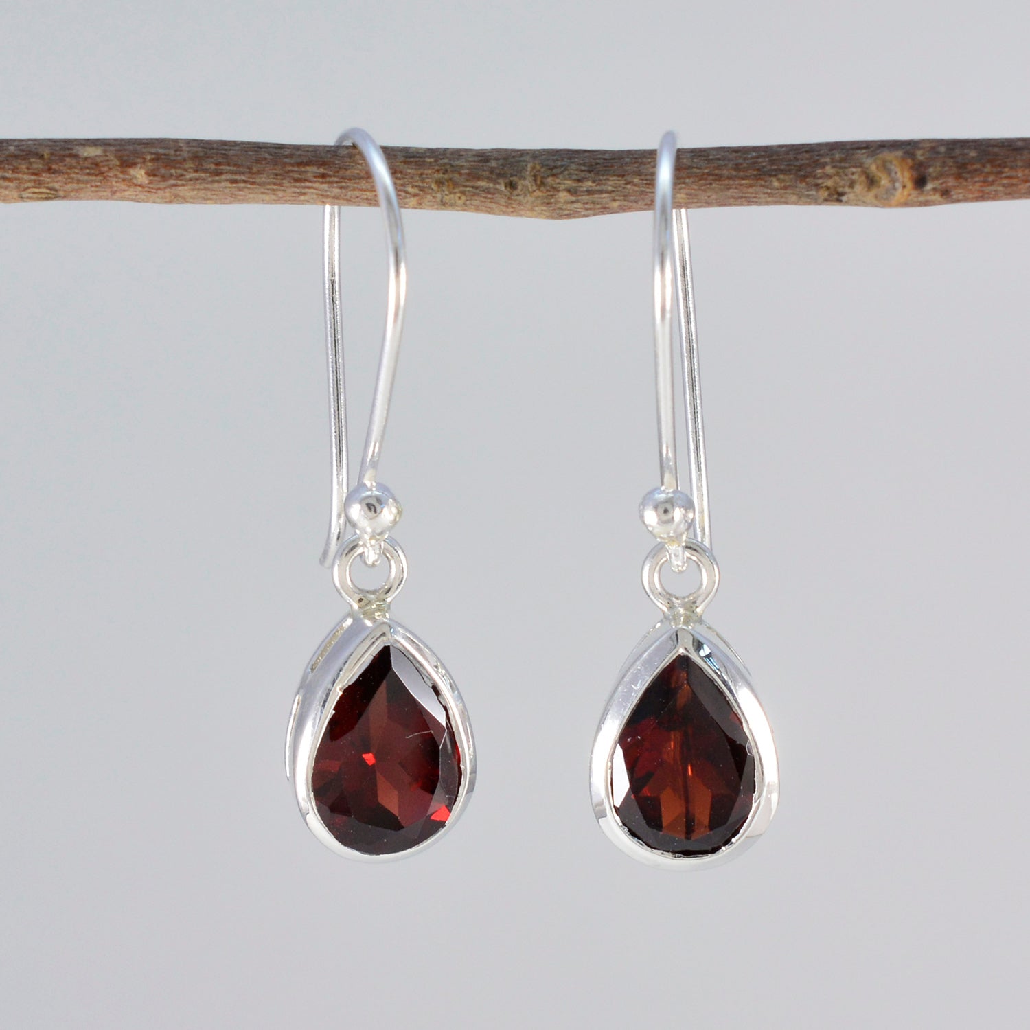 Chen Red Dainty Solitaire Dangle Earring