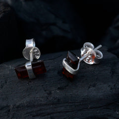 Agustina Red Minimalist Solitaire Stud Earring