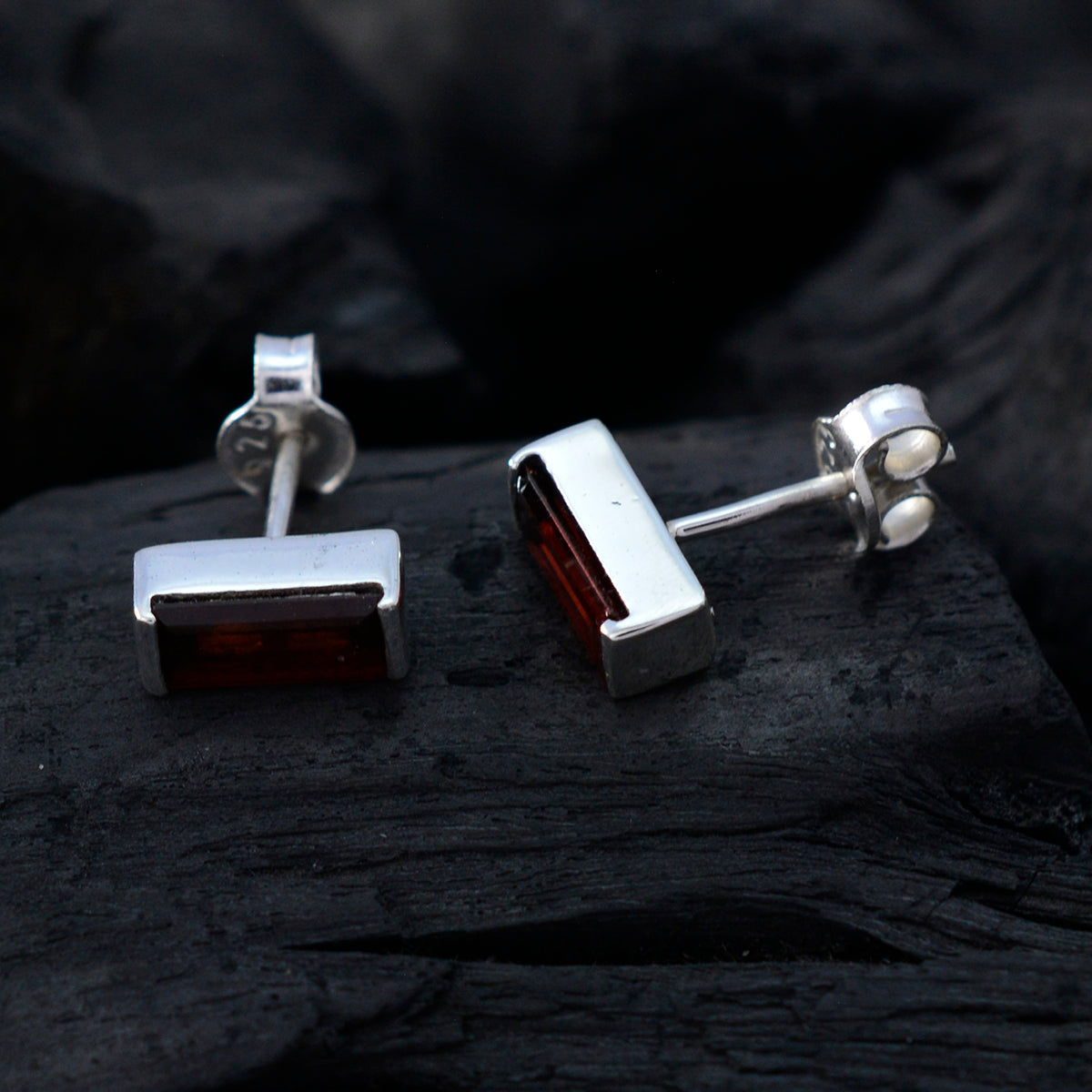 Julieta Red Elegant Solitaire Stud Earring