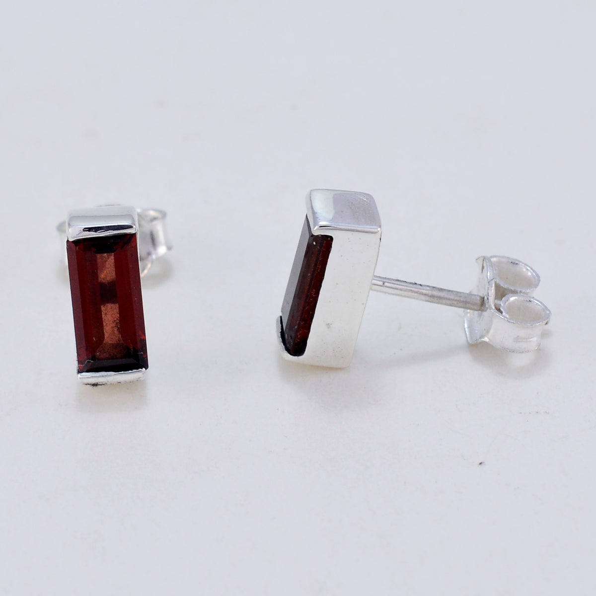 Julieta Red Elegant Solitaire Stud Earring
