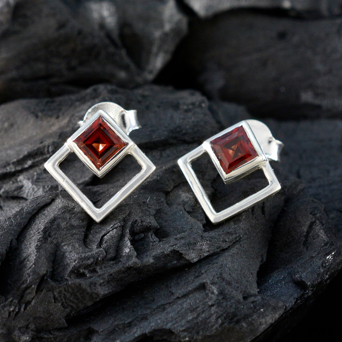 Amanda Red Elegant Solitaire Stud Earring