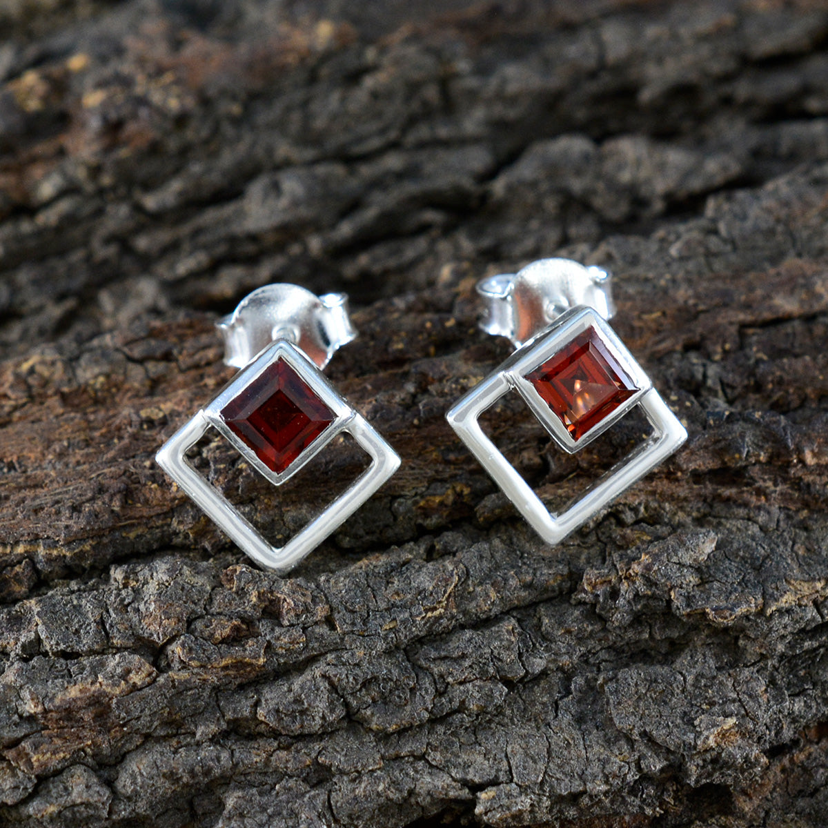 Amanda Red Elegant Solitaire Stud Earring