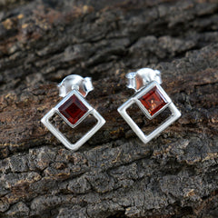 Amanda Red Elegant Solitaire Stud Earring