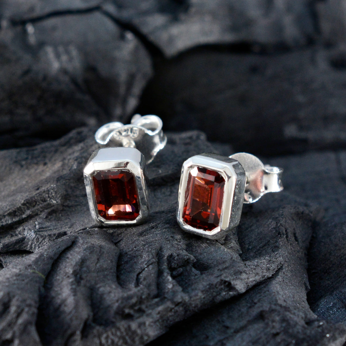 Luisa Red Elegant Solitaire Stud Earring