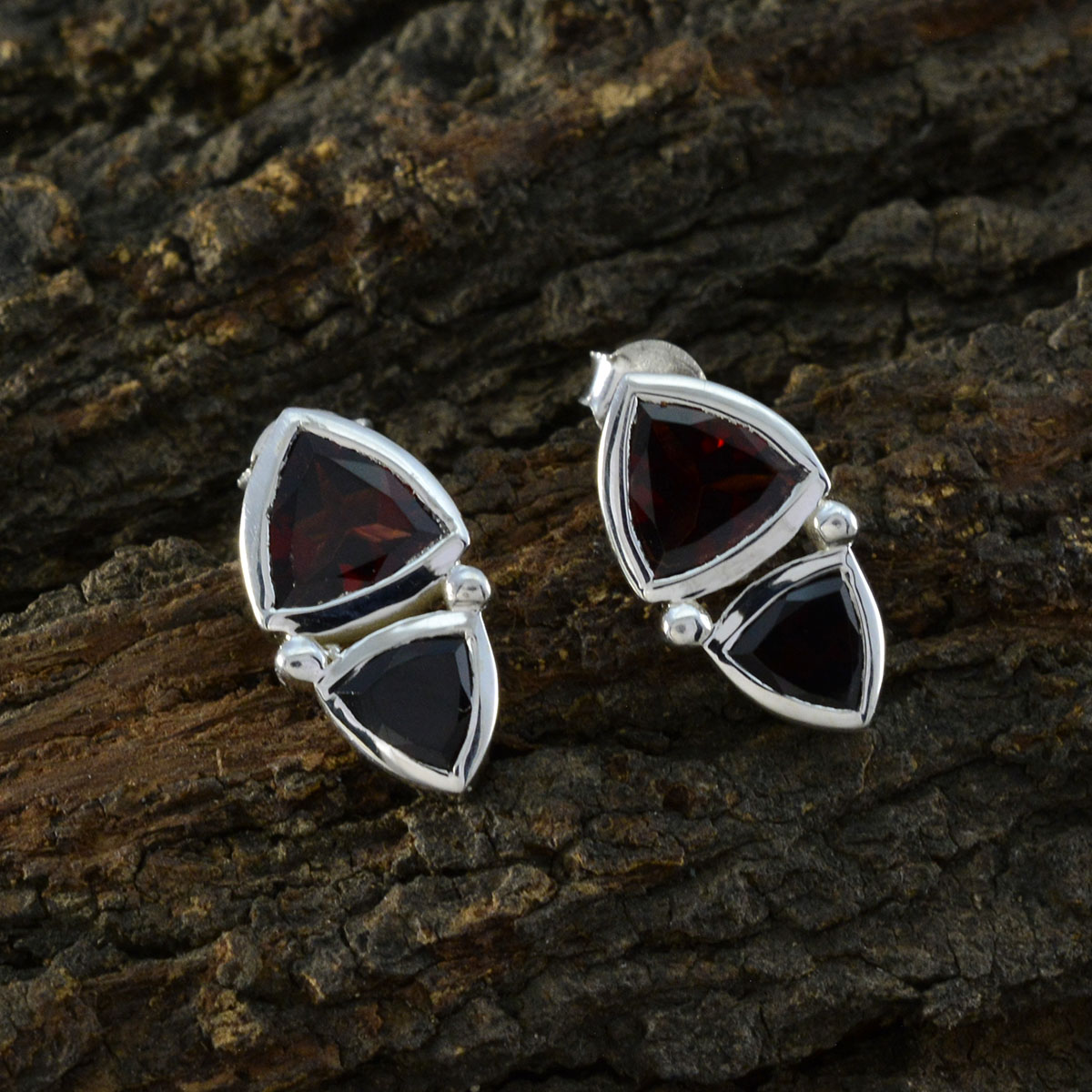 Rebeca Red Slim Toi et Moi Stud Earring