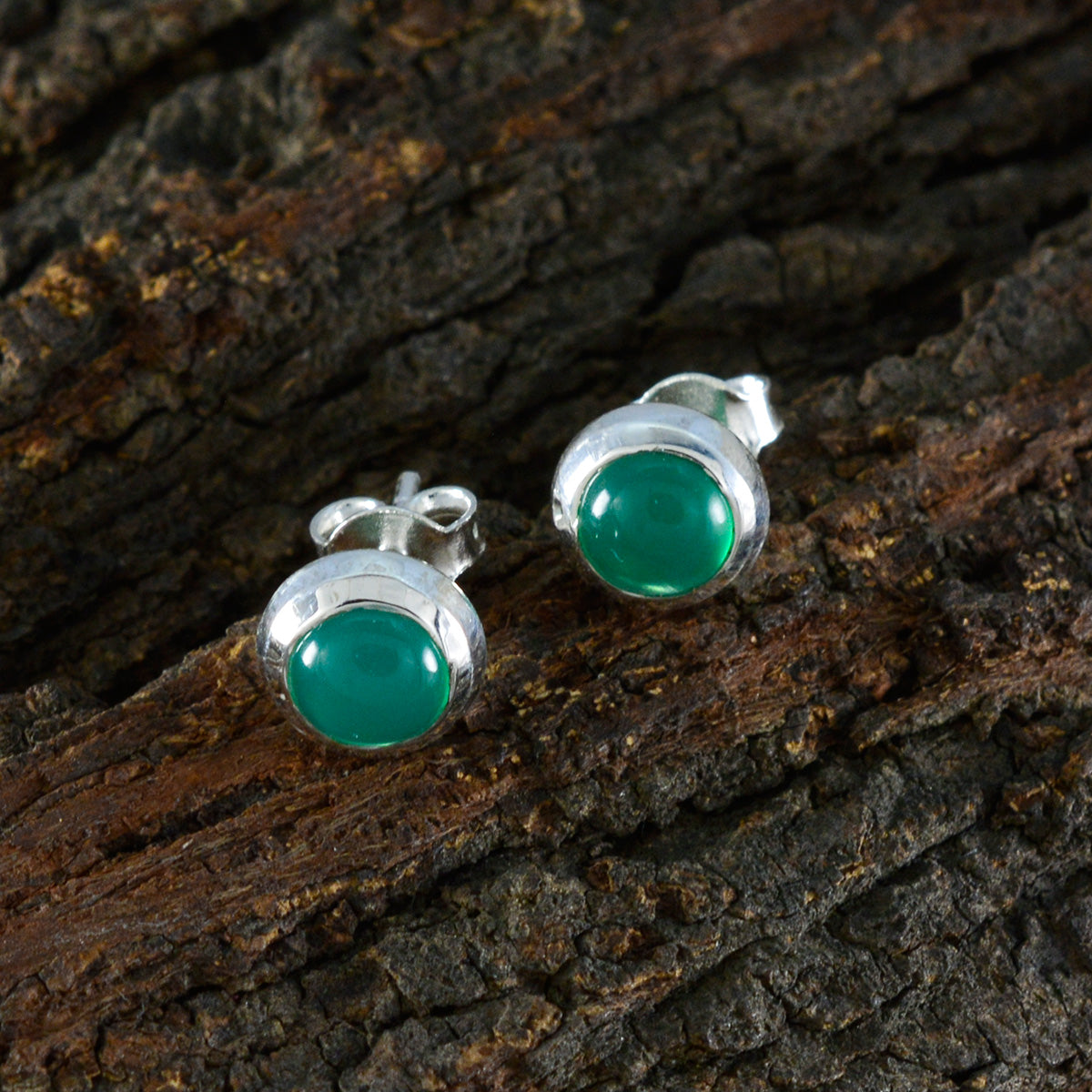 Clara Green Elegant Solitaire Stud Earring