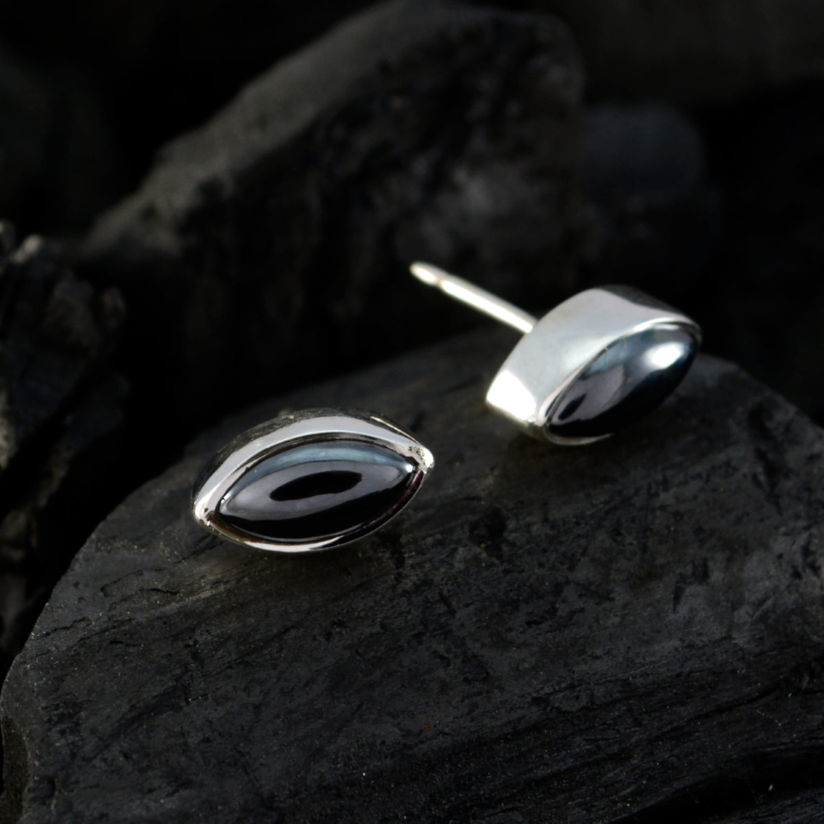 María Grey Elegant Solitaire Stud Earring