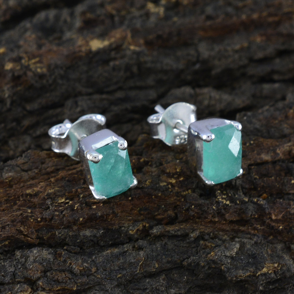 Cecilia Green Delicate Solitaire Stud Earring