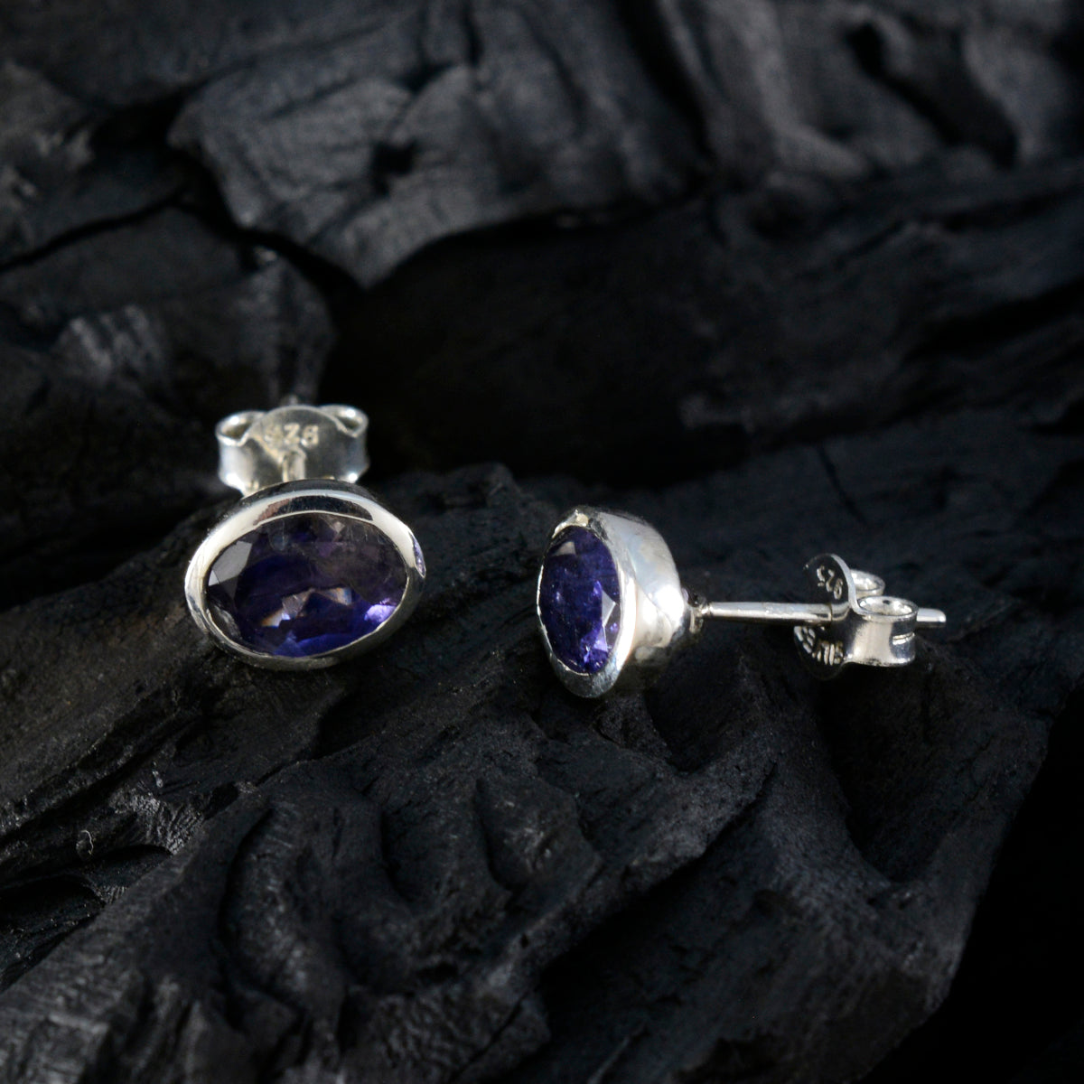 Ji eun Blue Delicate Solitaire Stud Earring