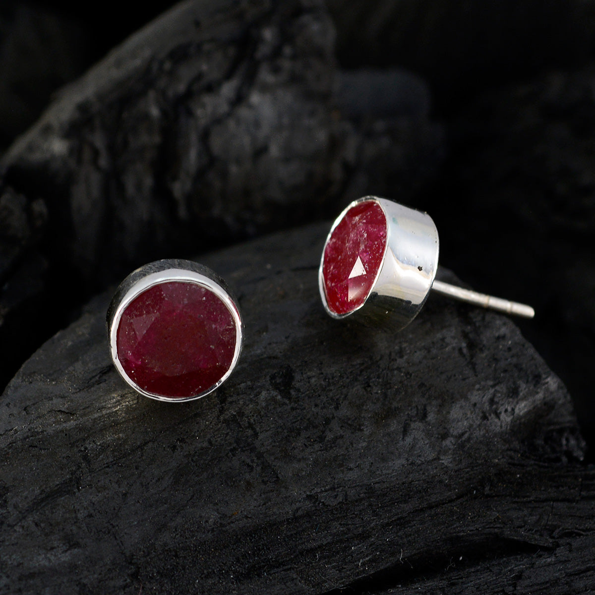 Layla Red Elegant Solitaire Stud Earring