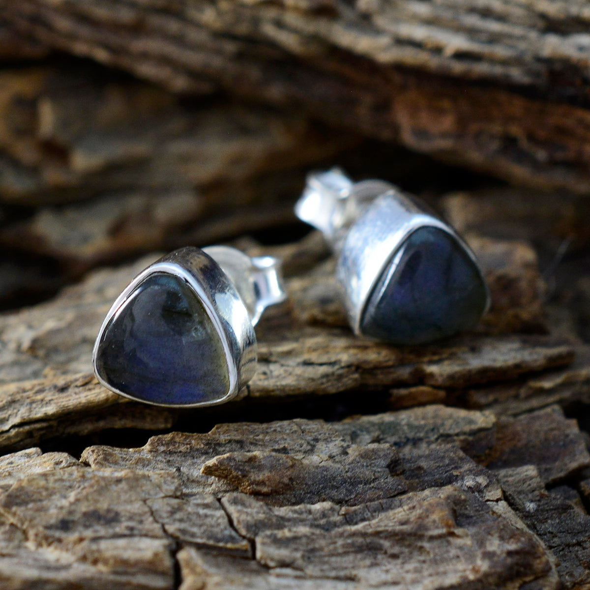 Ji eun Grey Delicate Solitaire Stud Earring