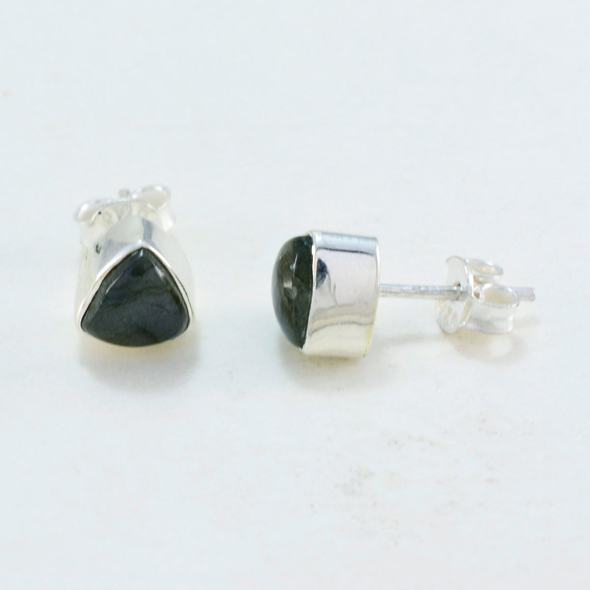 Ji eun Grey Delicate Solitaire Stud Earring