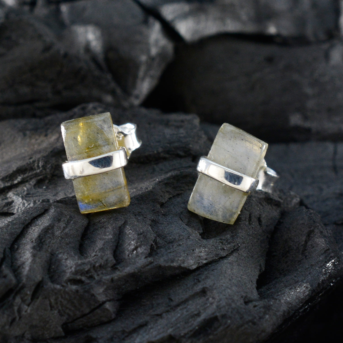 Ling Grey Elegant Solitaire Stud Earring