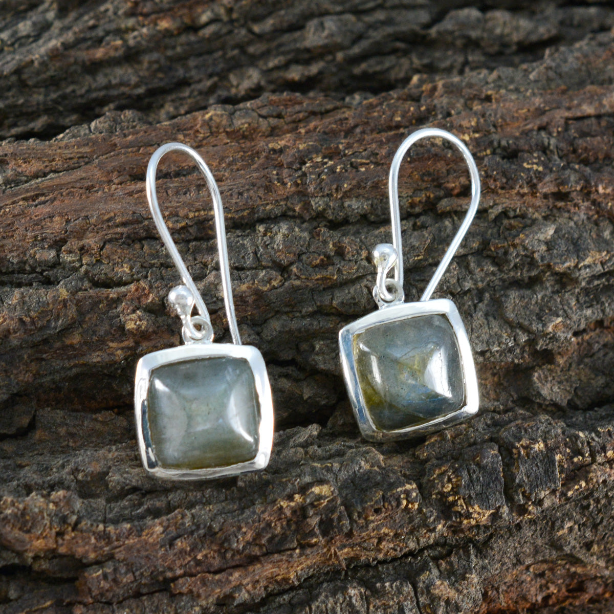 Jiwoo Grey Slim Solitaire Dangle Earring
