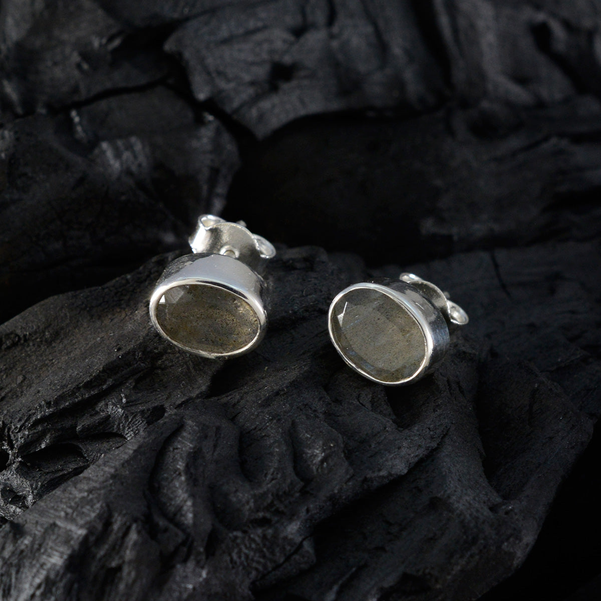 Ángeles Grey Elegant Solitaire Stud Earring