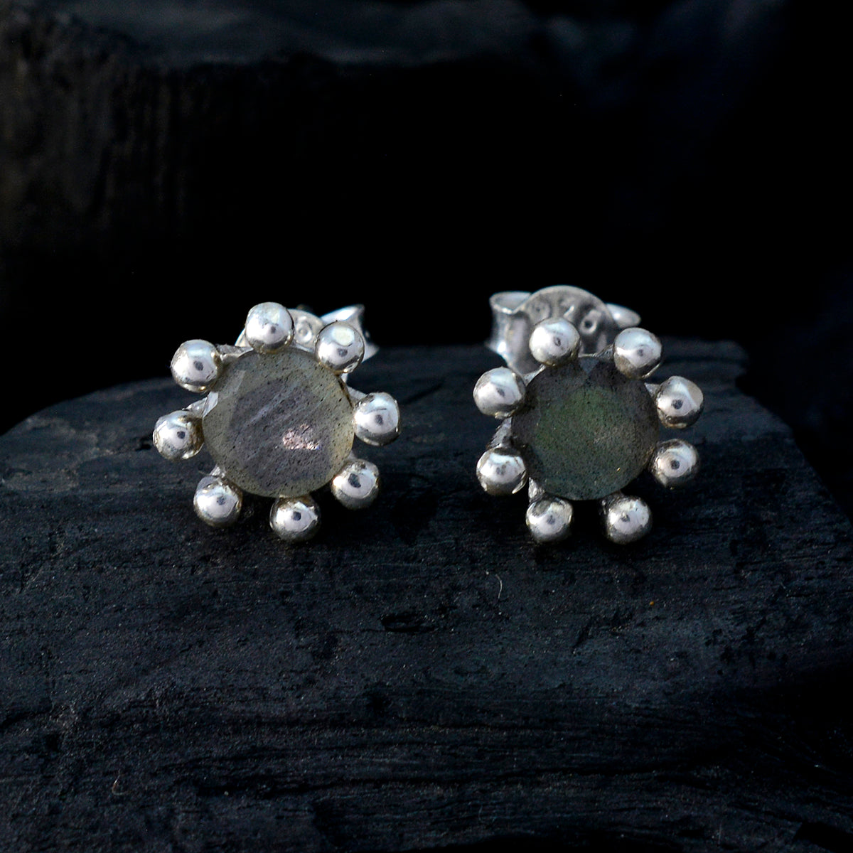 Antonia Grey Elegant Solitaire Stud Earring