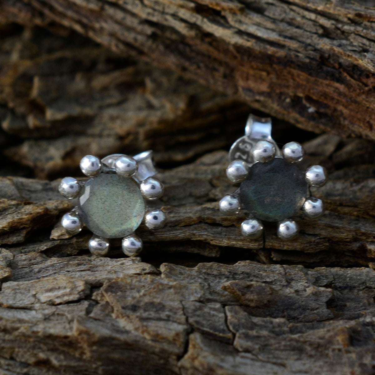 Antonia Grey Elegant Solitaire Stud Earring
