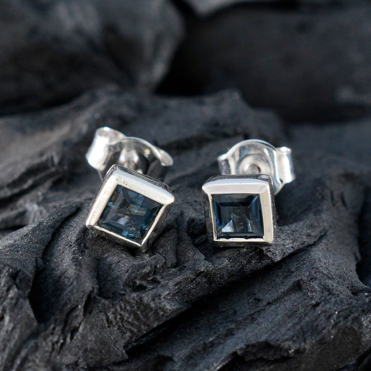 Julieta Blue Elegant Solitaire Stud Earring