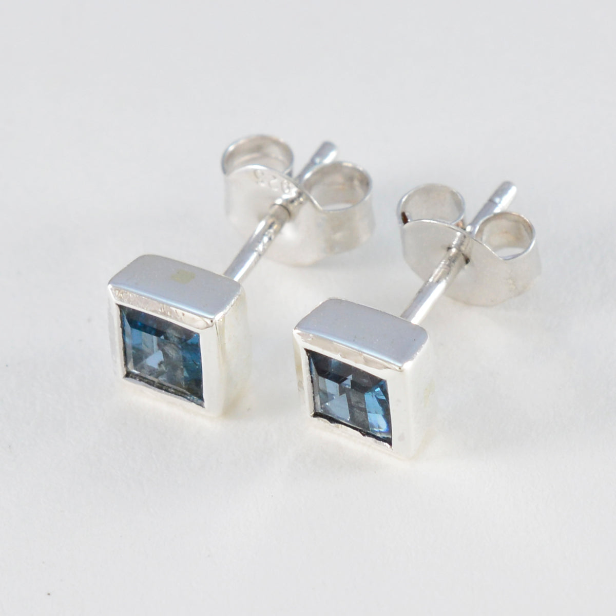 Julieta Blue Elegant Solitaire Stud Earring