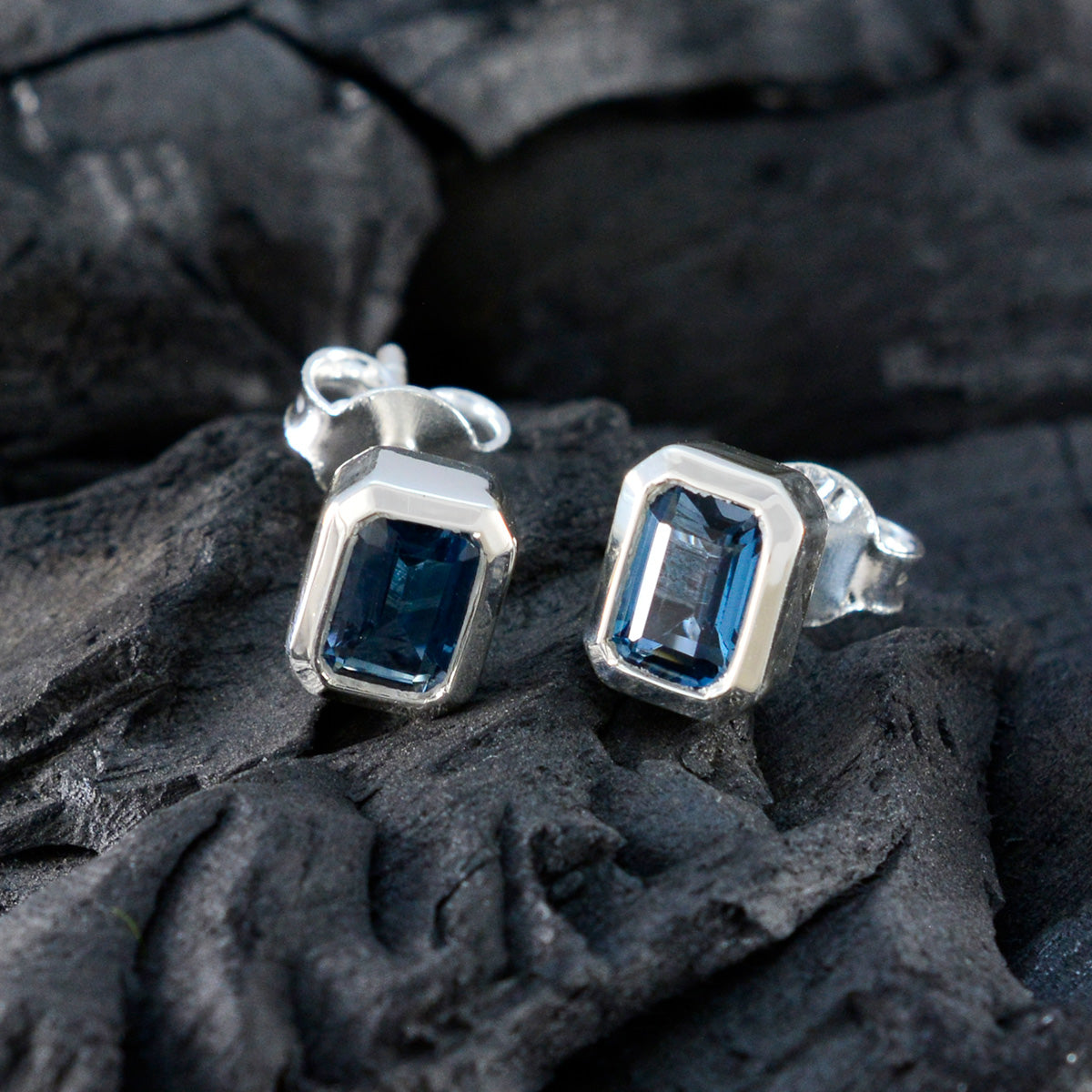María Blue Elegant Solitaire Stud Earring