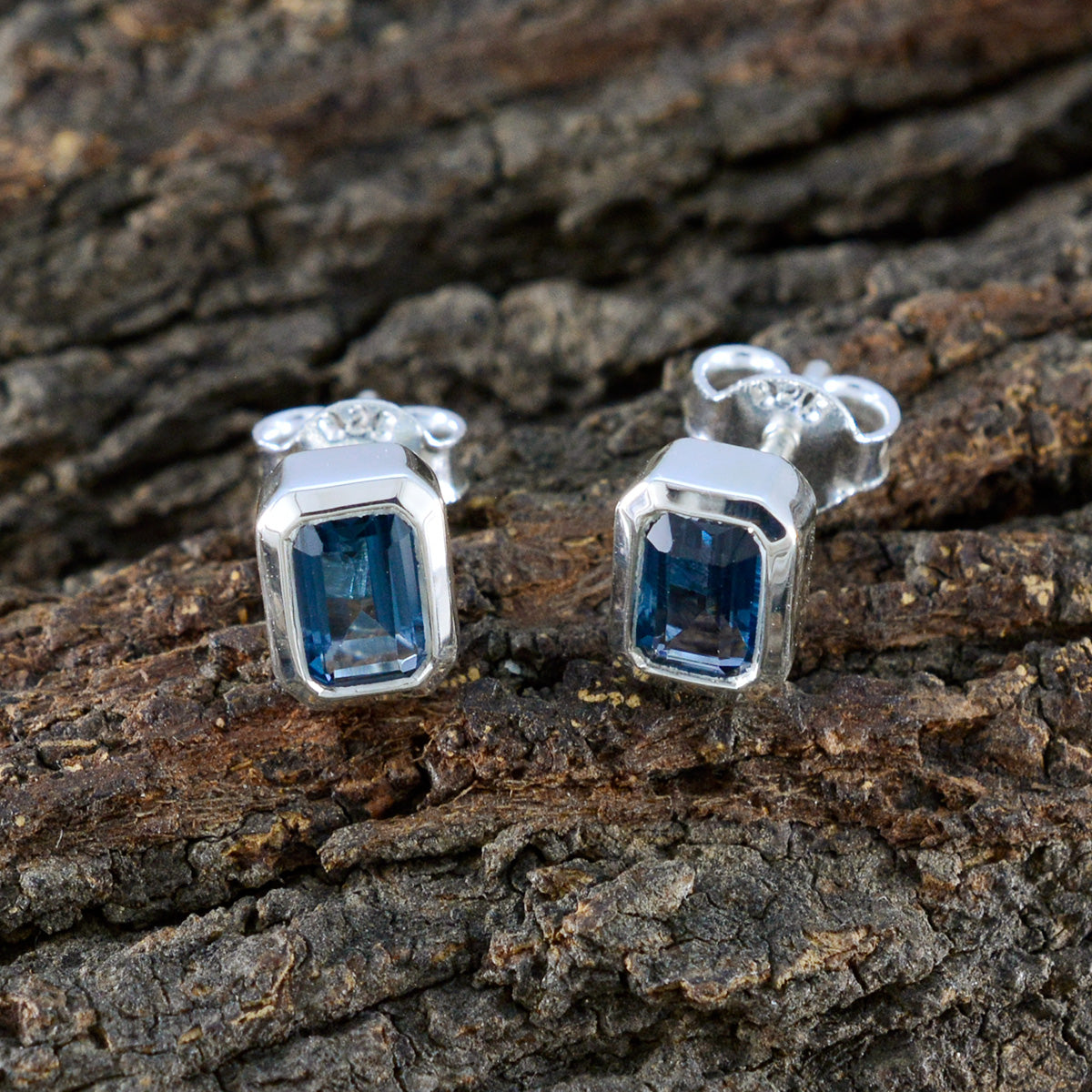 María Blue Elegant Solitaire Stud Earring