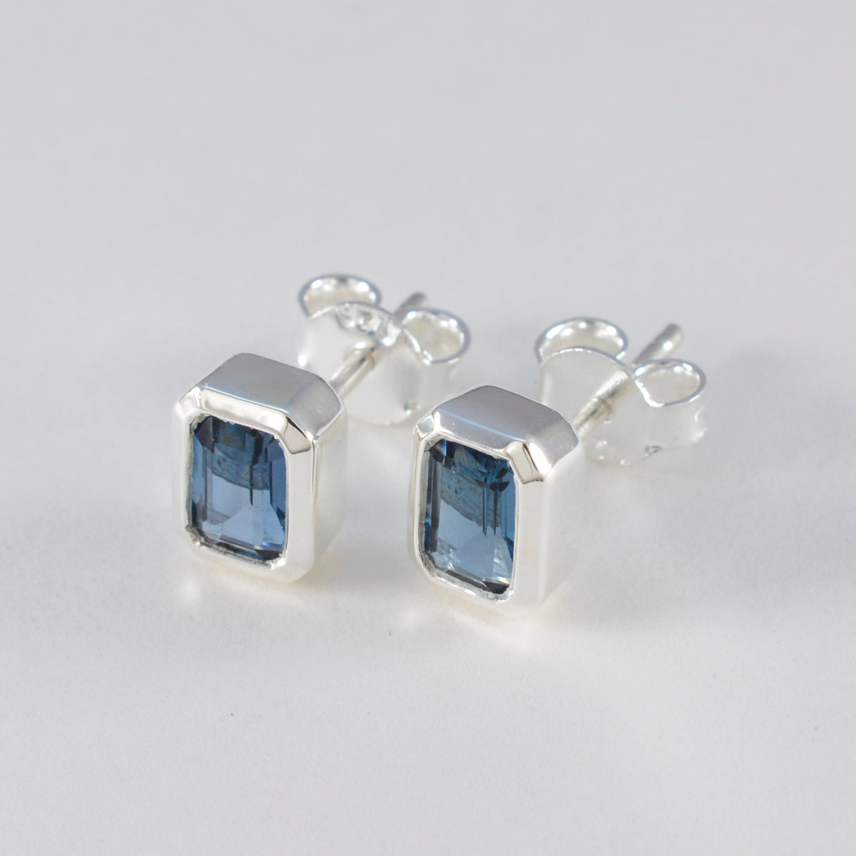 María Blue Elegant Solitaire Stud Earring
