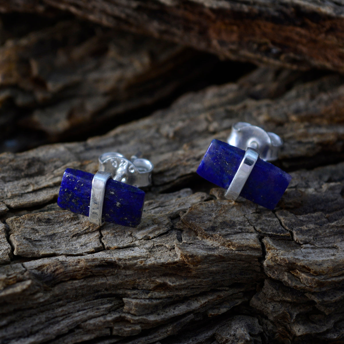 Nayara Blue Elegant Solitaire Stud Earring