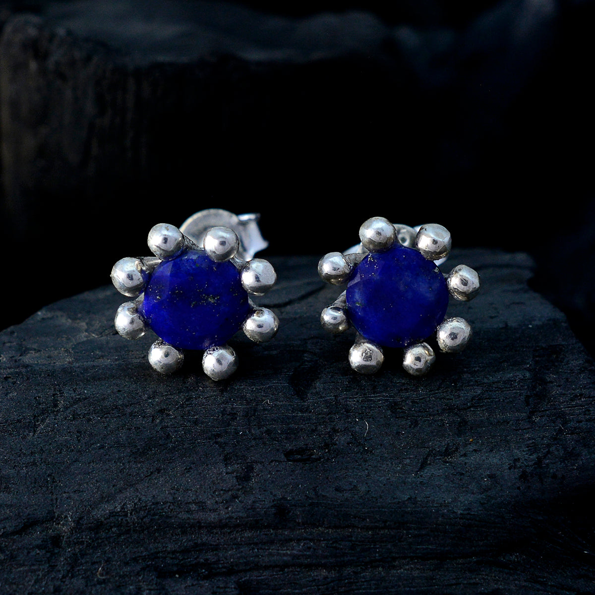 Amelia Blue Elegant Solitaire Stud Earring