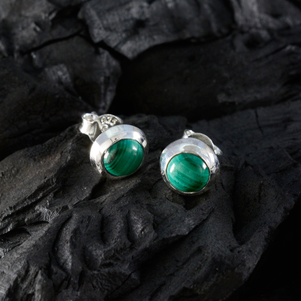 Pauline Green Elegant Solitaire Stud Earring