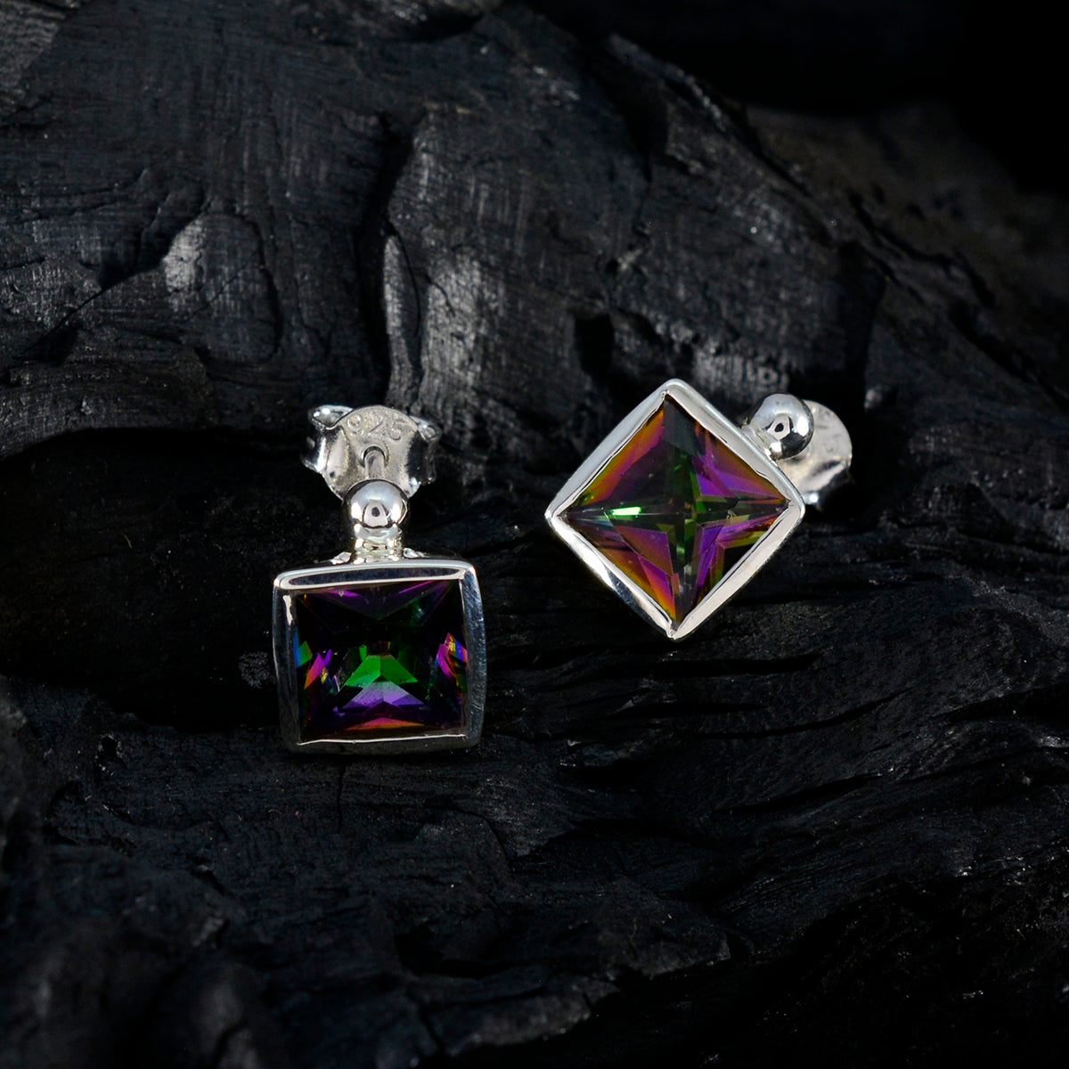 Laura multicolor Dainty Solitaire Stud Earring
