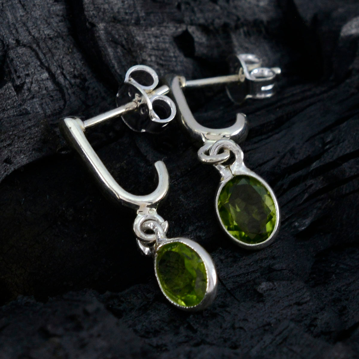 Lea Green Delicate Solitaire Stud Earring
