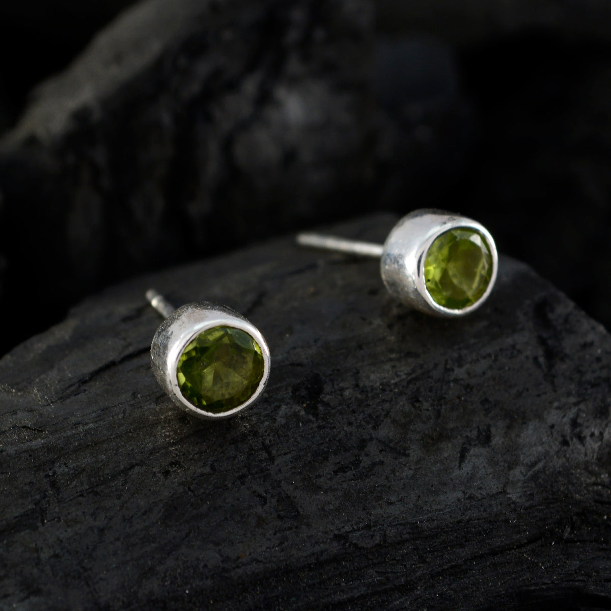 Freya Green Elegant Solitaire Stud Earring