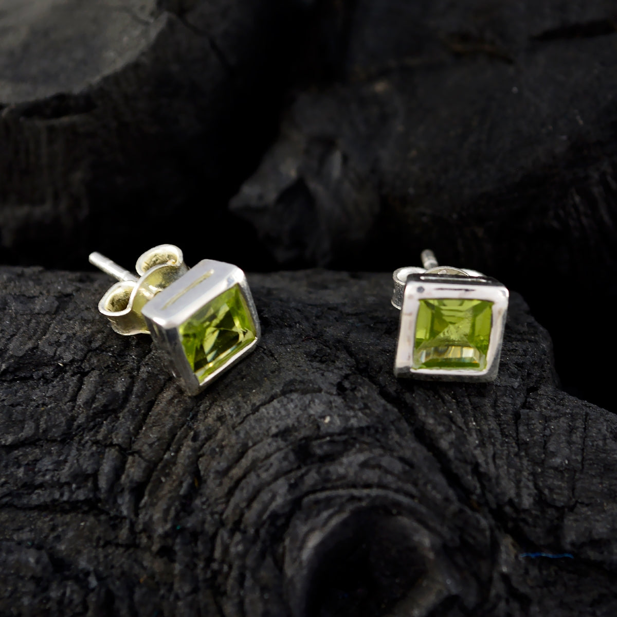 Giulia Green Elegant Solitaire Stud Earring