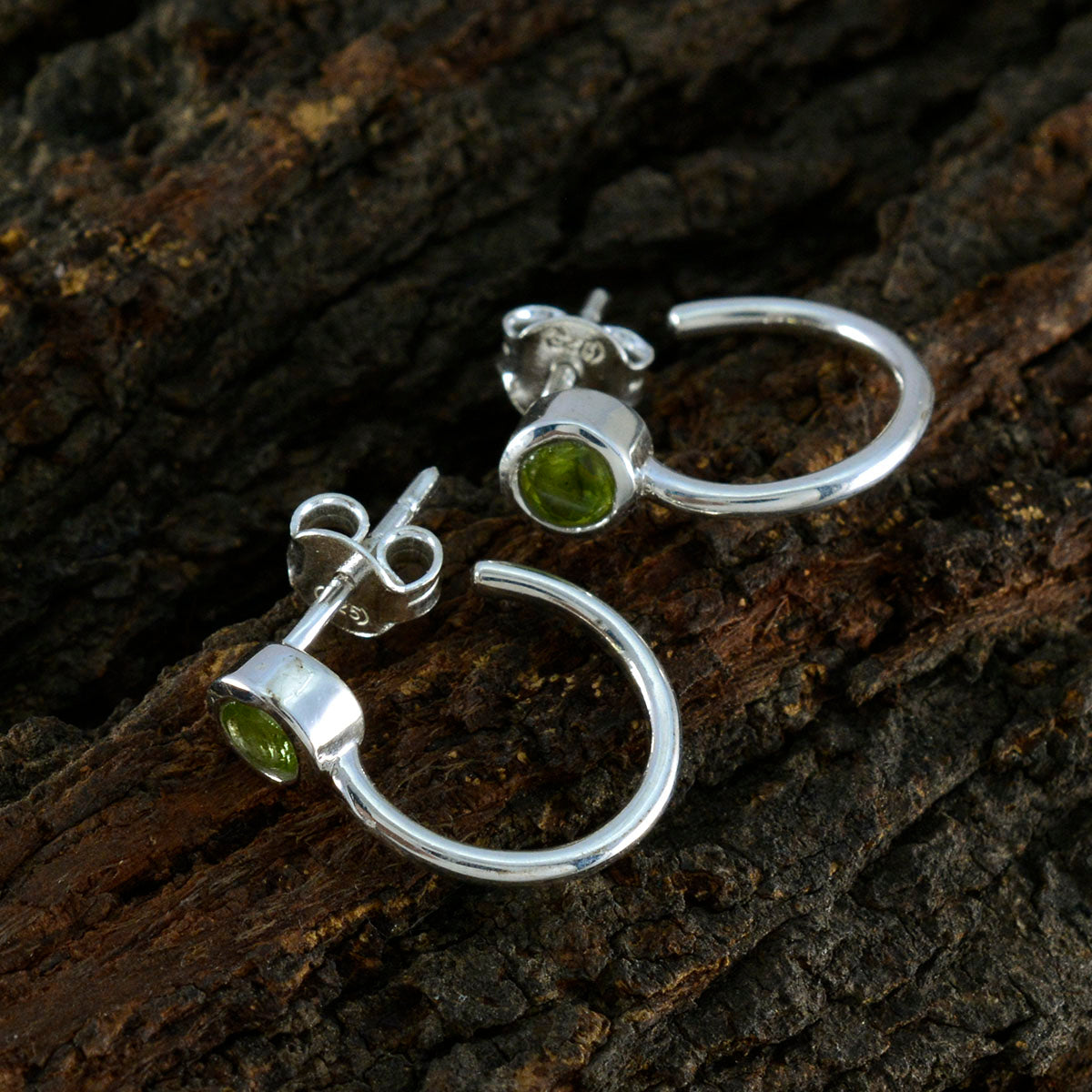 Isla Green Delicate Solitaire Stud Earring