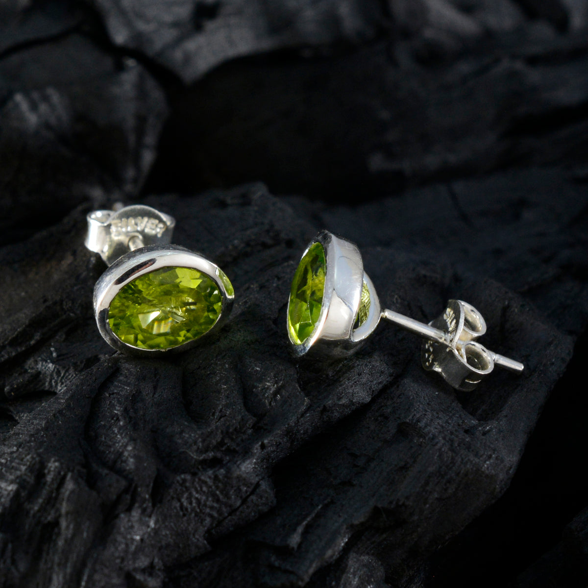 Min seo Green Delicate Solitaire Stud Earring