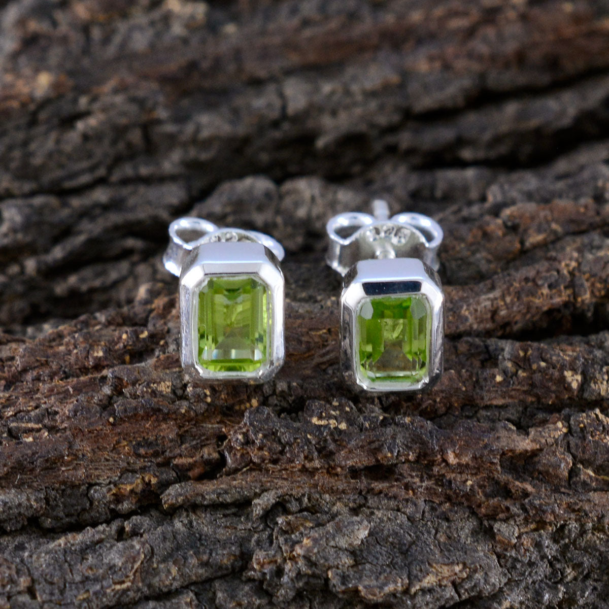 Mariana Green Elegant Solitaire Stud Earring