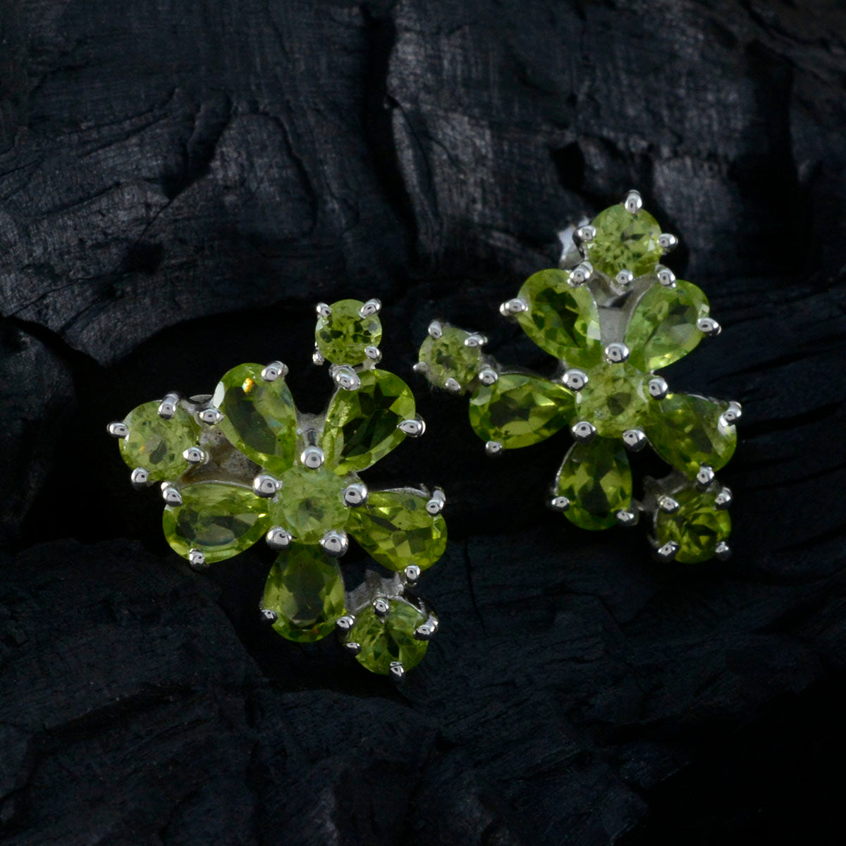 Hannah Green Minimal multiple Stud Earring