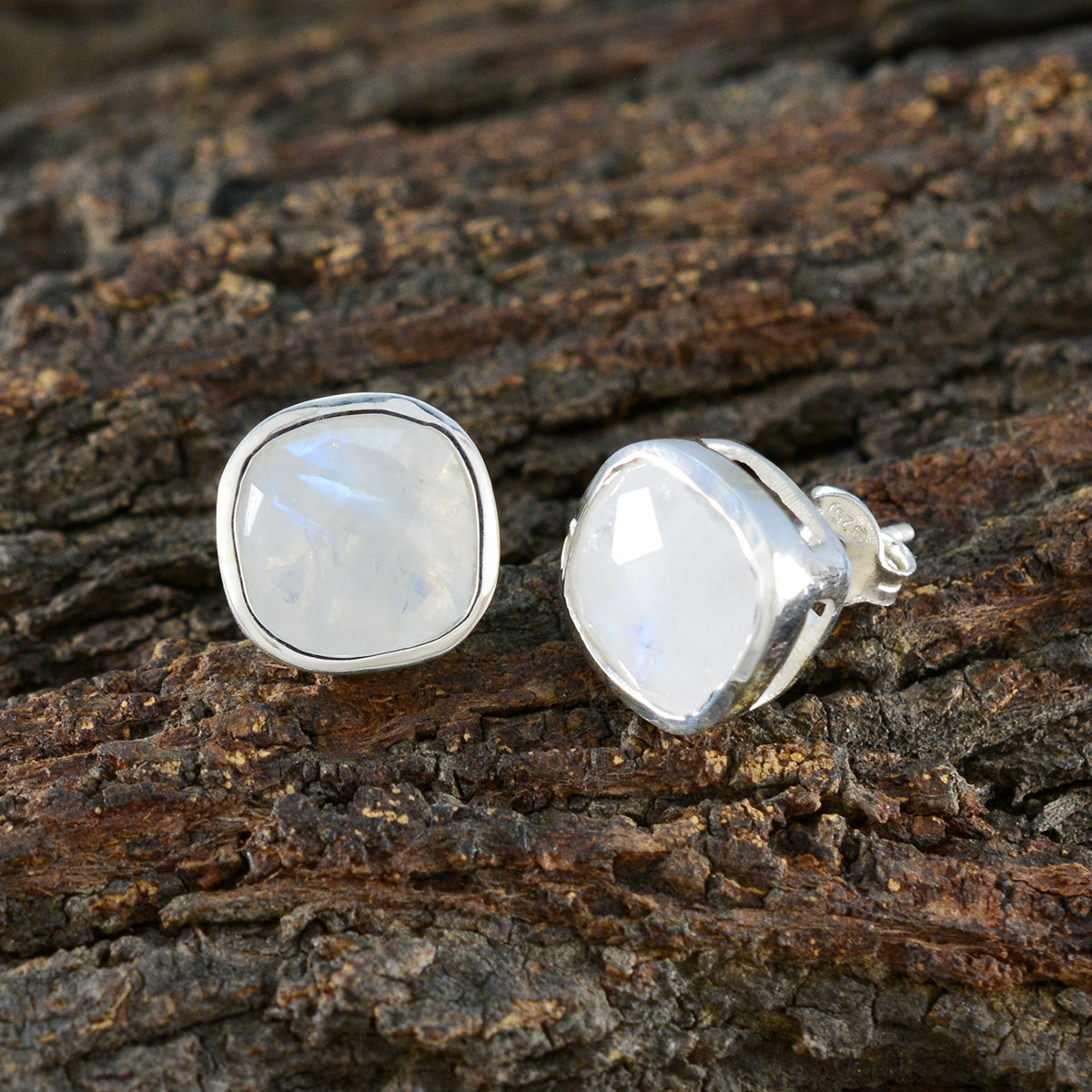 Milagros White Featherlight Solitaire Stud Earring