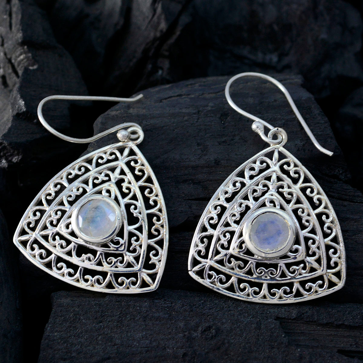 Sofía White Eye catching Solitaire Dangle Earring