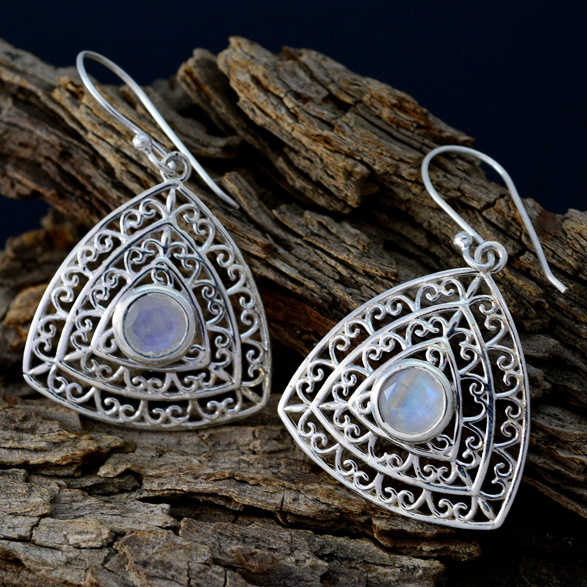 Sofía White Eye catching Solitaire Dangle Earring