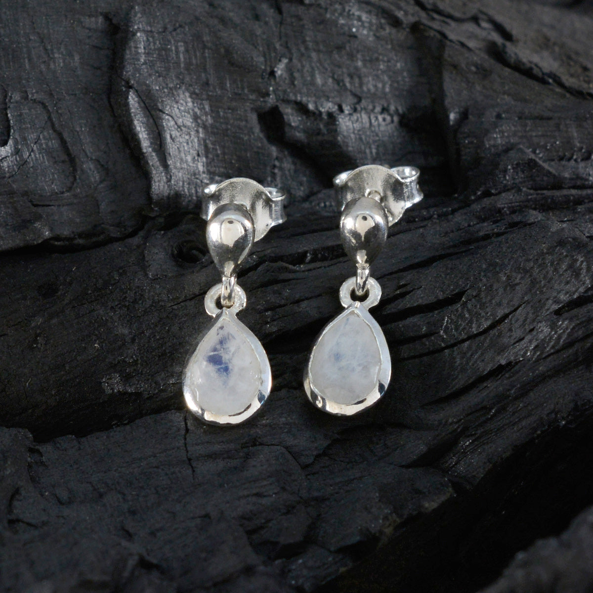Chen White Delicate Solitaire Stud Earring