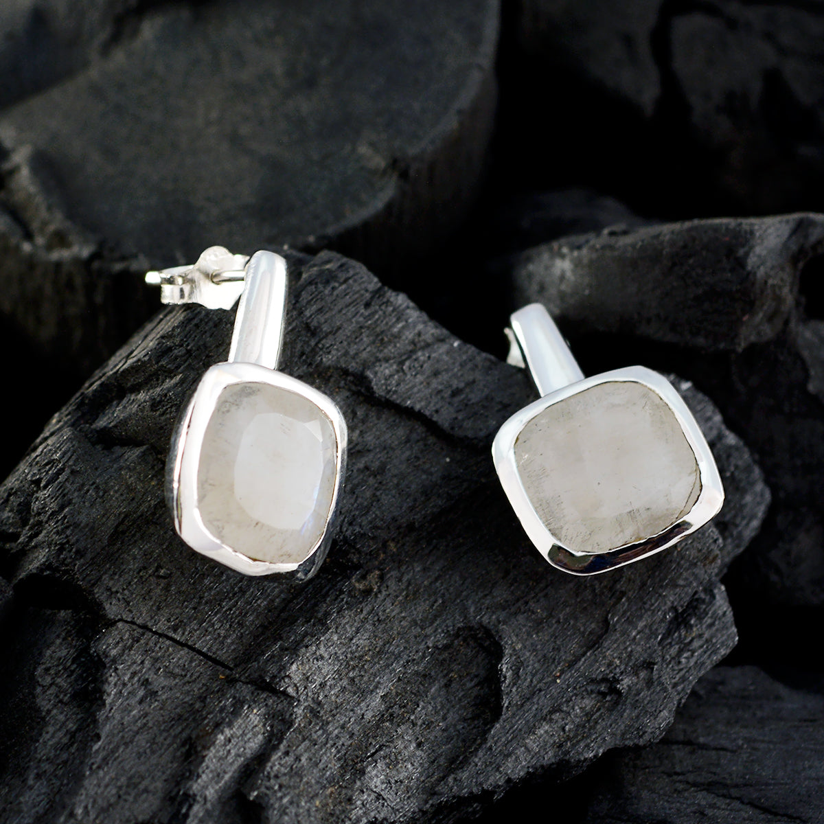Aria White Featherlight Solitaire Stud Earring